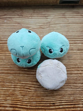 Load image into Gallery viewer, Seafoam White Treefrog Plop Frogs